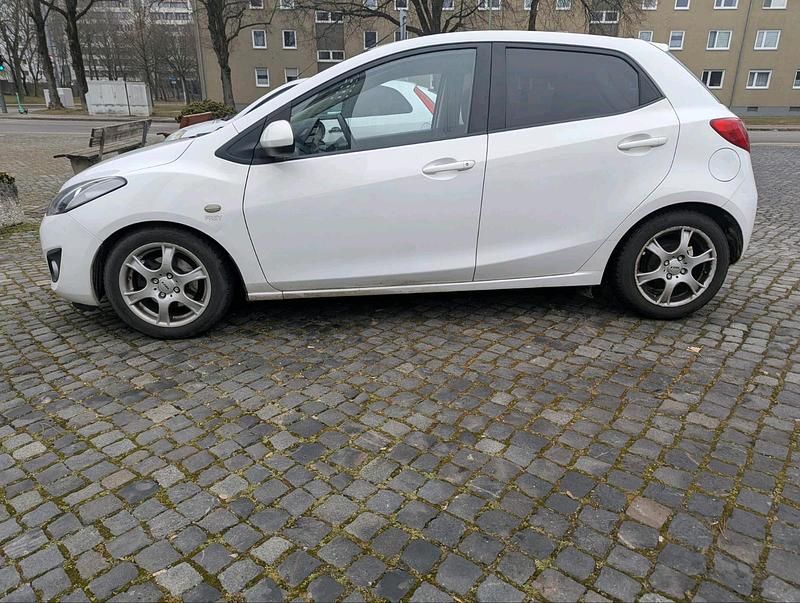 Second-hand Mazda 2 84 CP (61 kW) 2013 Alb Hatchback