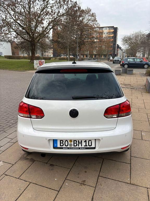 Gebraucht VW Golf VII Match 105 PS (77 kW) 2012 Weiß Limousine