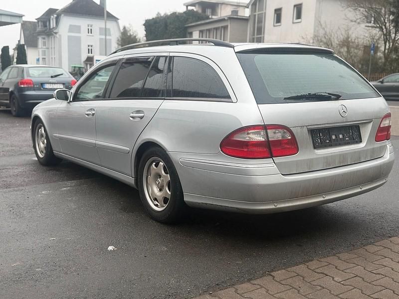 Gebraucht Mercedes E220 150 PS (110 kW) 2005 Silber Kombi