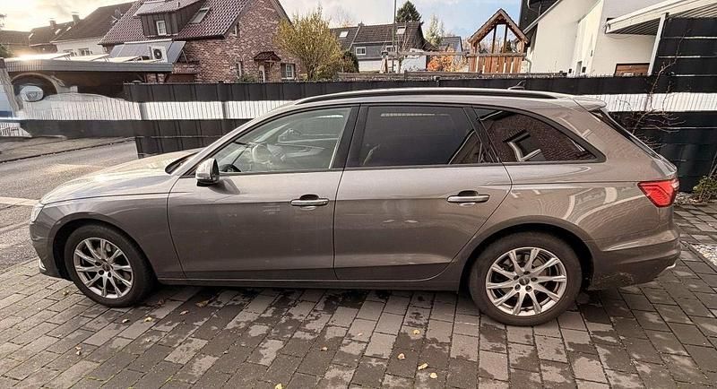 Grau Gebraucht 2020 Audi A4 Kombi | 21.700 € (Superpreis) - Bild 1/4