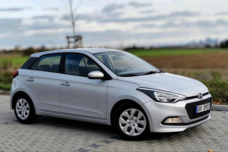 Silber Gebraucht 2017 Hyundai i20 Classic Limousine | 6.999 € (Guter Preis) - Bild 1/4