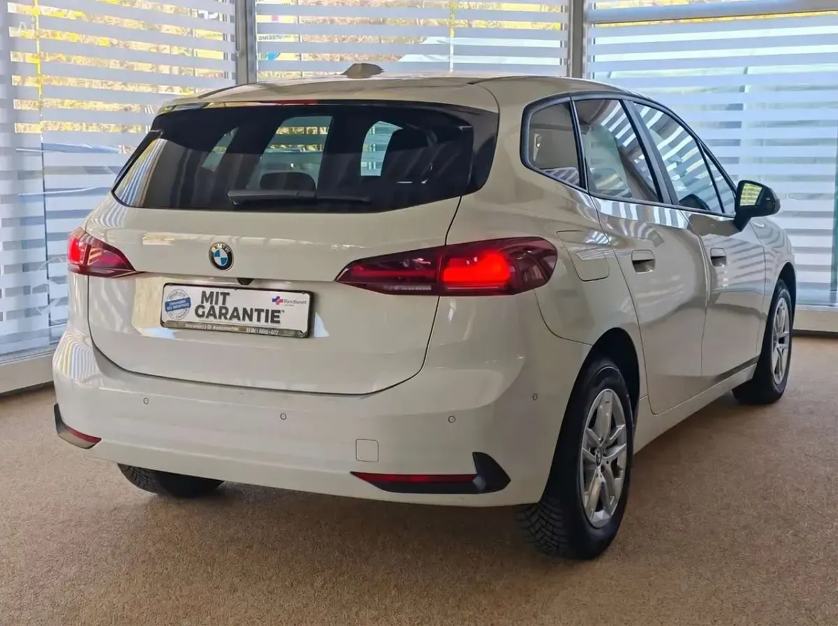 Gebraucht BMW 218 Active Tourer 150 PS (110 kW) 2023 Weiß Van / Kleinbus