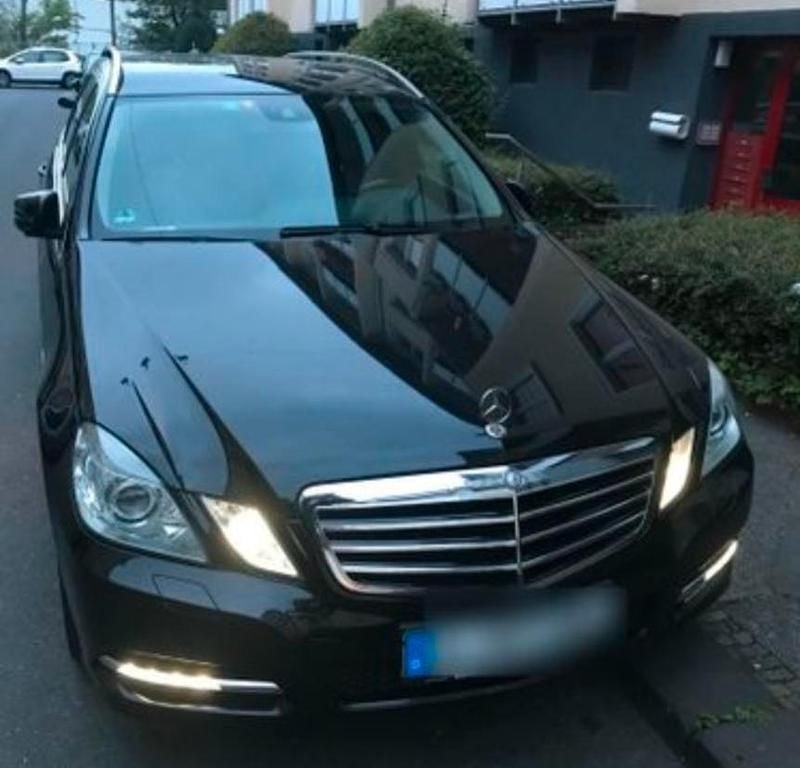 Gebraucht Mercedes E220 170 PS (125 kW) 2011 Schwarz Kleinwagen