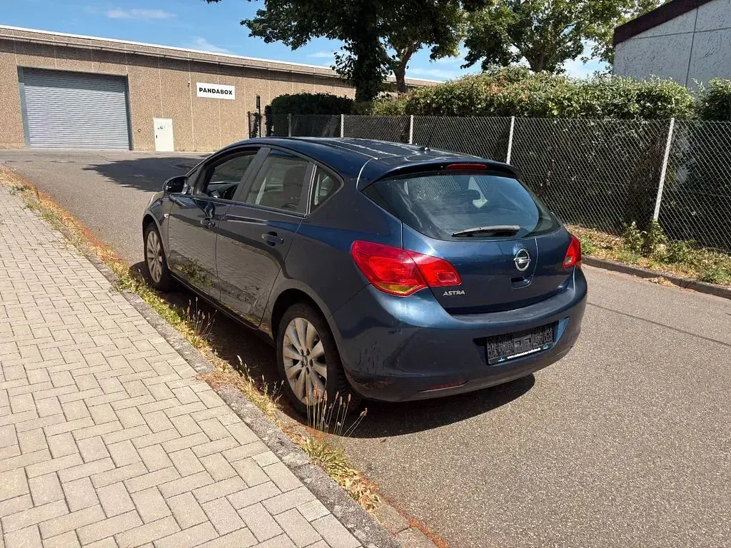 Gebraucht Opel Astra Edition 116 PS (85 kW) 2010 Blau Limousine
