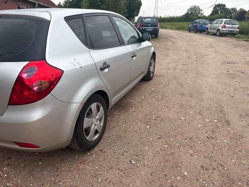 Silber Gebraucht 2007 Kia Ceed Limousine | 1.400 € (Fairer Preis) - Bild 1/3