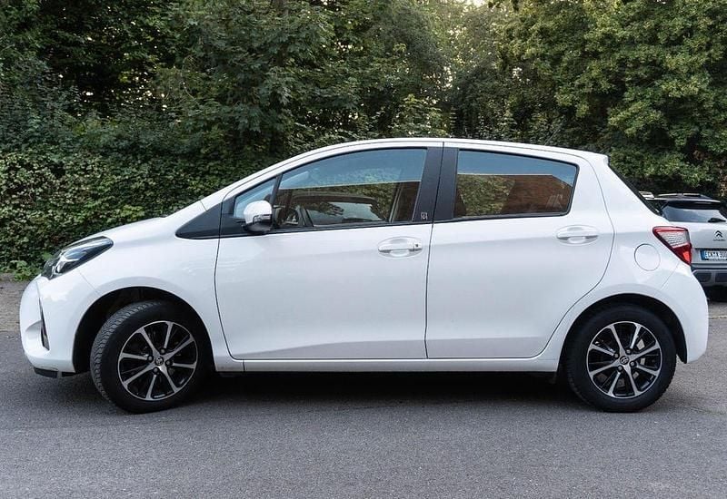 Weiß Gebraucht 2018 Toyota Yaris Team Limousine | 8.400 € (Superpreis) - Bild 1/4