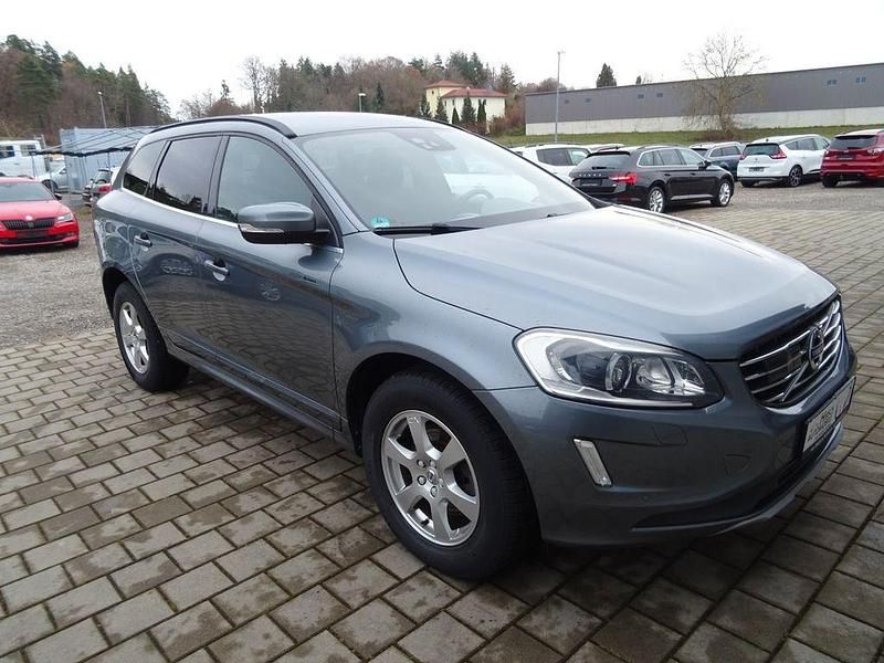 Grau Gebraucht 2017 Volvo XC60 Momentum SUV | 19.490 € (Fairer Preis) - Bild 1/4