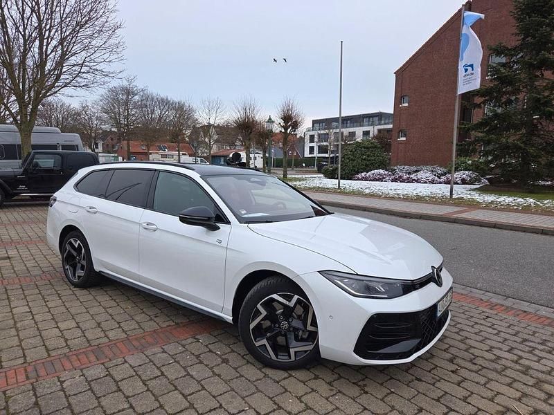 Gebraucht VW Passat R-line 272 PS (200 kW) 2025 Weiß Kombi