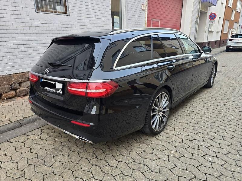Gebraucht Mercedes E220 AMG line 194 PS (142 kW) 2017 Schwarz Limousine