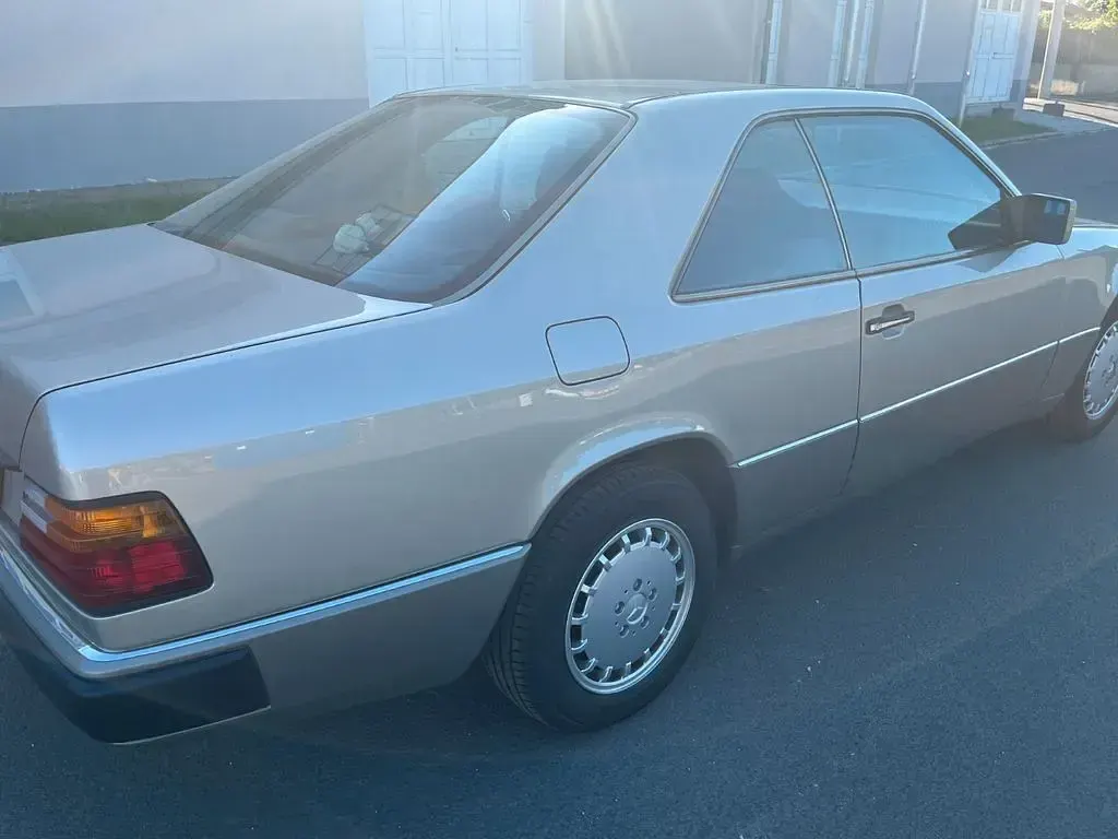 Używany Mercedes E300 179 KM (131 kW) 1990 Beżowy Coupe