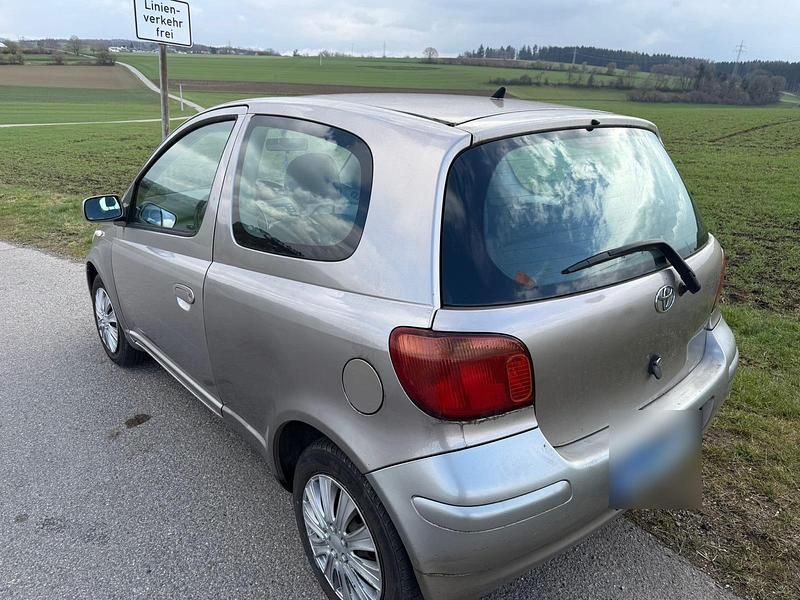 Gebraucht Toyota Yaris 65 PS (47 kW) 2003 Silber Kleinwagen