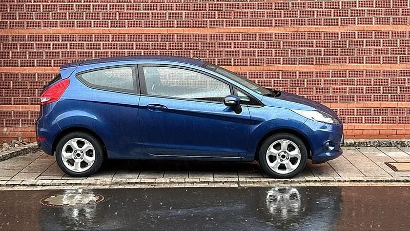 Blau Gebraucht 2009 Ford Fiesta Kleinwagen | 2.500 € (Guter Preis) - Bild 1/4