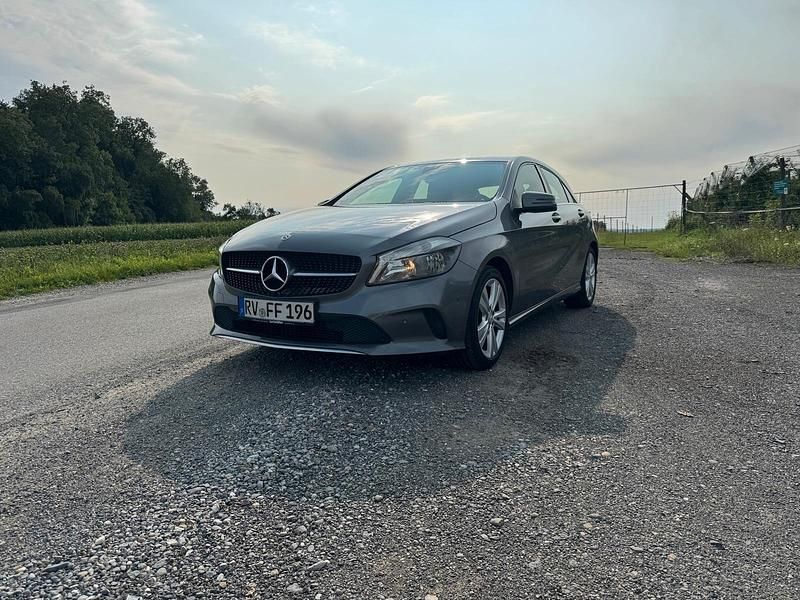 Grau Gebraucht 2017 Mercedes A180 Kombi | 15.500 € (Fairer Preis) - Bild 1/4
