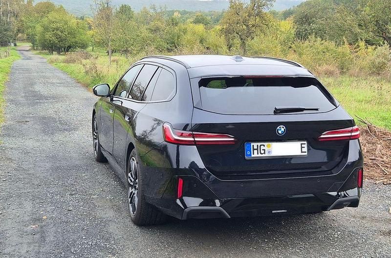 Schwarz Gebraucht 2024 BMW 530e M Sport Kombi | 61.800 € - Bild 1/4