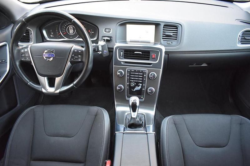 Gebraucht Volvo V60 Momentum 181 PS (133 kW) 2014 Schwarz Kombi