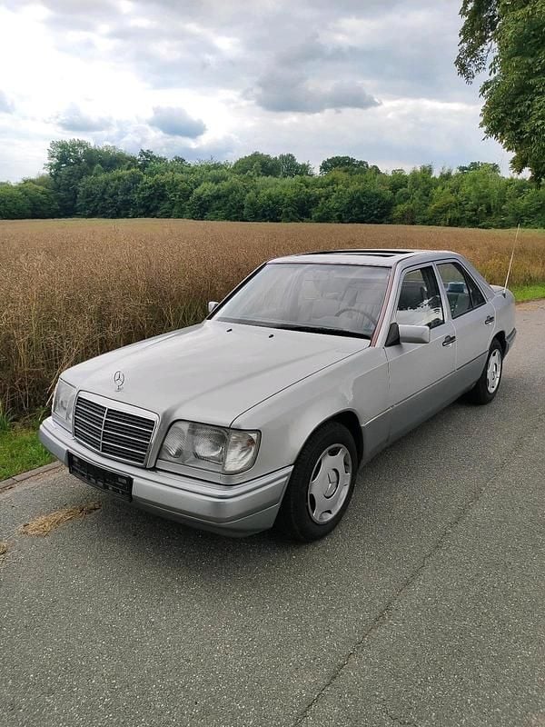 Silber Gebraucht 1993 Mercedes E200 Limousine | 7.850 € - Bild 1/4