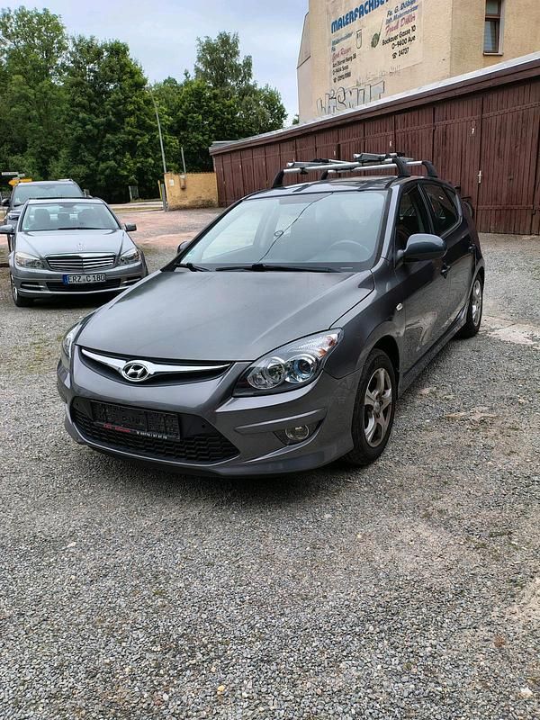 Grau Gebraucht 2011 Hyundai i30 Limousine | 3.500 € (Guter Preis) - Bild 1/4
