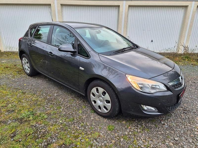 Braun Gebraucht 2011 Opel Astra Edition Limousine | 2.550 € (Superpreis) - Bild 1/4