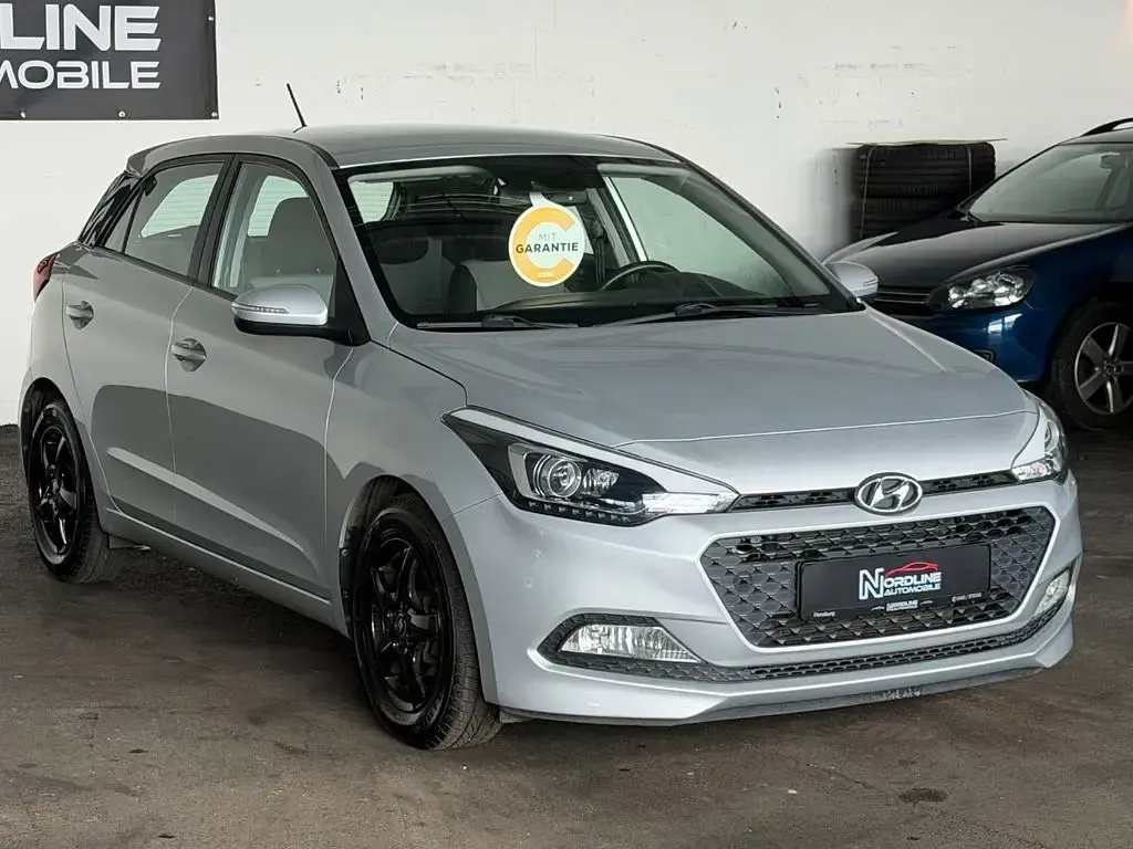 Gebraucht Hyundai i20 Intro Edition 84 PS (61 kW) 2015 Silber Limousine