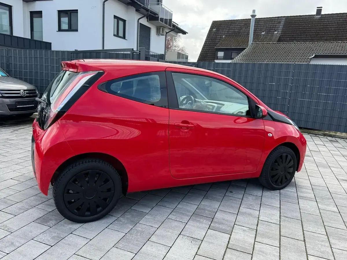 Używany Toyota Aygo 69 KM (50 kW) 2017 Czerwony Hatchback