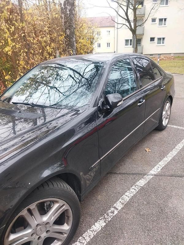 Schwarz Gebraucht 2006 Mercedes E320 Avantgarde Limousine | 3.900 € (Fairer Preis) - Bild 1/4