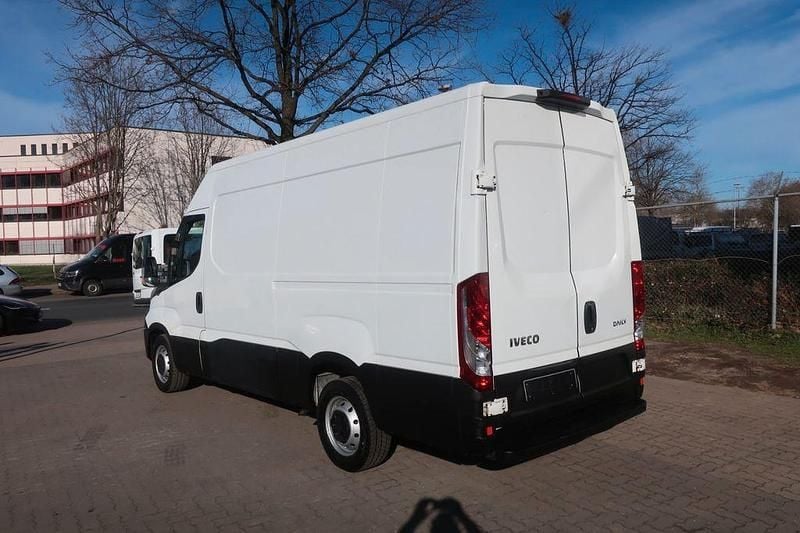 Gebraucht Iveco Daily 106 PS (77 kW) 2014 Weiß Limousine