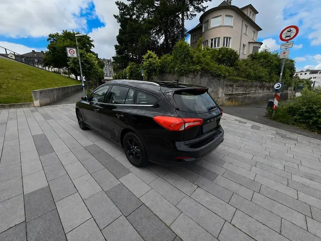 Gebraucht Ford Focus Titanium 120 PS (88 kW) 2021 Schwarz Limousine