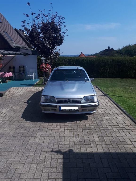 Silber Gebraucht 1986 Opel Senator Limousine | 9.999 € - Bild 1/4
