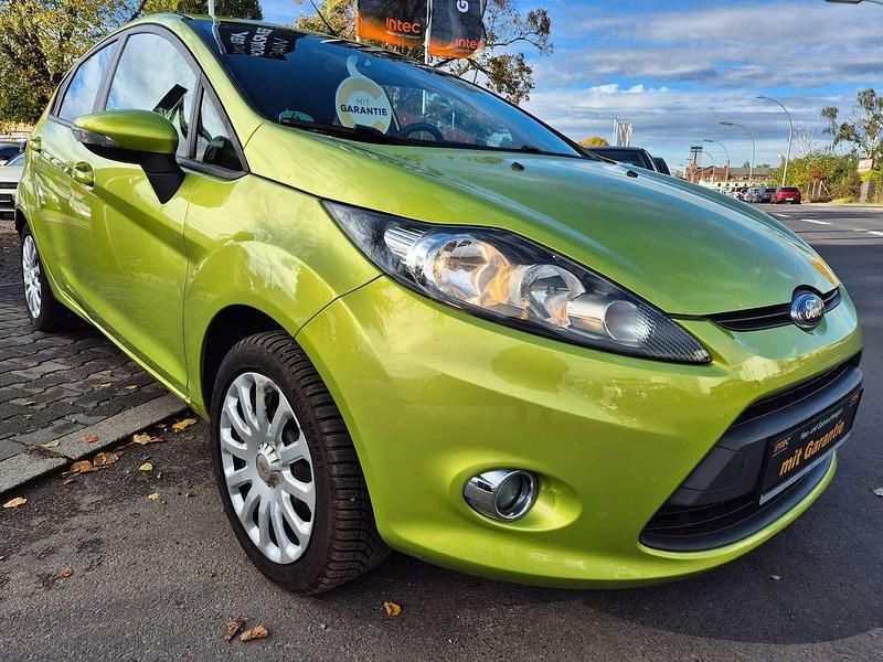 Grün Gebraucht 2012 Ford Fiesta Champions Edition Kleinwagen | 6.999 € (Etwas zu teuer) - Bild 1/4