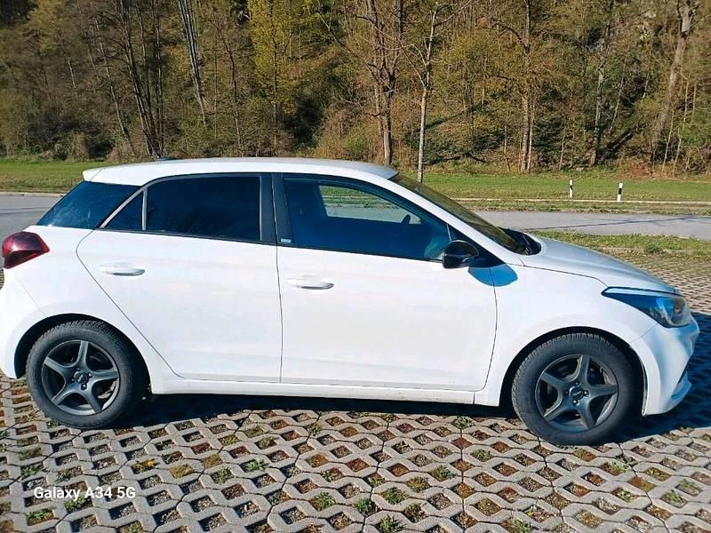 Gebraucht Hyundai i20 84 PS (61 kW) 2019 Weiß Kleinwagen