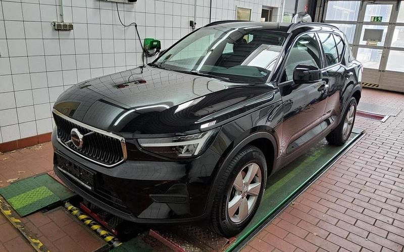 Gebraucht Volvo XC40 129 PS (94 kW) 2024 Schwarz onyx black / metallic SUV