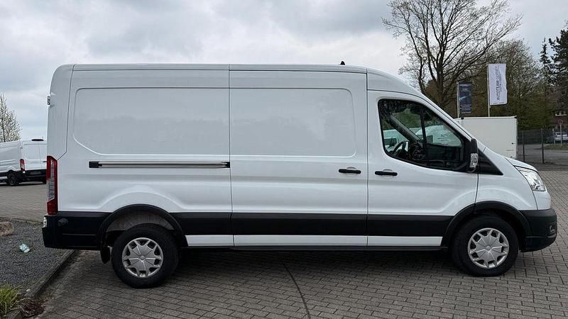Gebraucht Ford Transit Trend 131 PS (96 kW) 2022 Weiß Van / Kleinbus