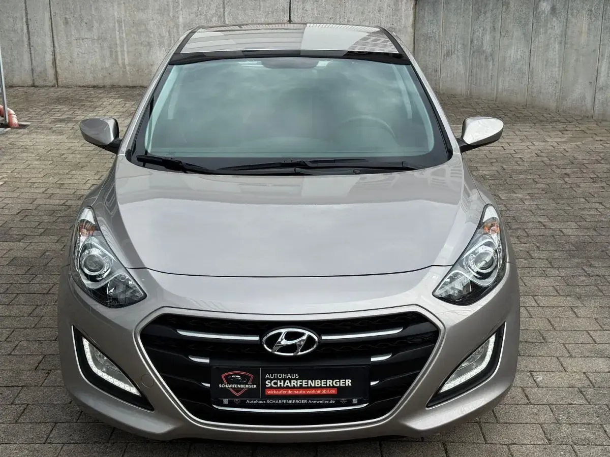 Gebraucht Hyundai i30 Style 136 PS (100 kW) 2017 Silber Limousine