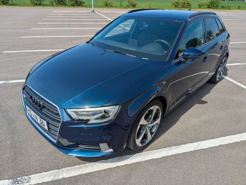 Blau Gebraucht 2019 Audi A3 Sportback Sport Limousine | 17.500 € (Fairer Preis) - Bild 1/4
