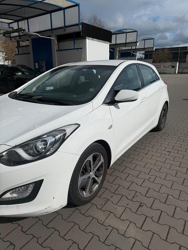 Gebraucht Hyundai i30 101 PS (74 kW) 2015 Weiß Kombi