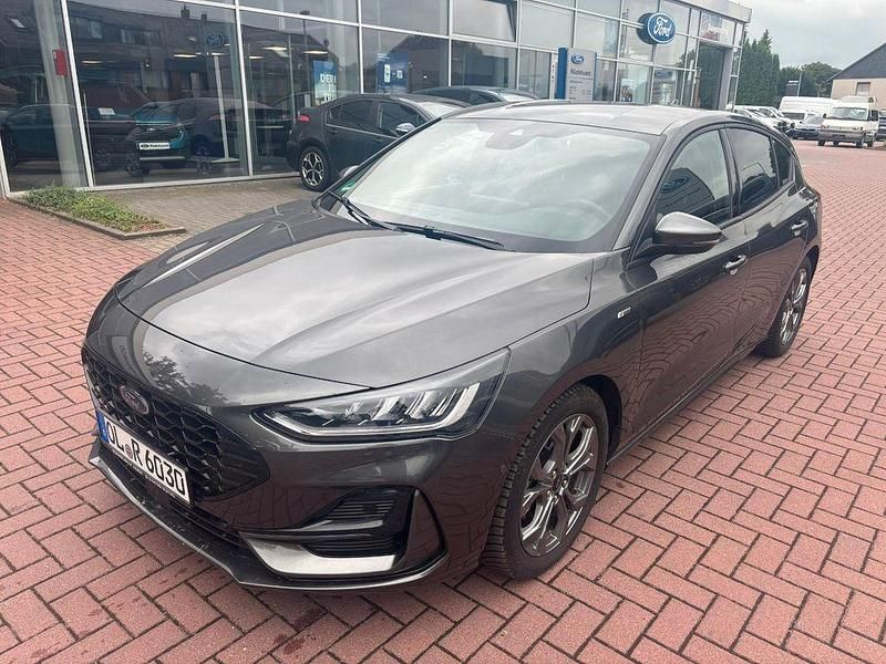 Grau Gebraucht 2023 Ford Focus ST-Line Limousine | 23.990 € (Etwas zu teuer) - Bild 1/4