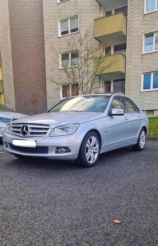 Grau Gebraucht 2010 Mercedes C180 Avantgarde Limousine | 5.490 € - Bild 1/4