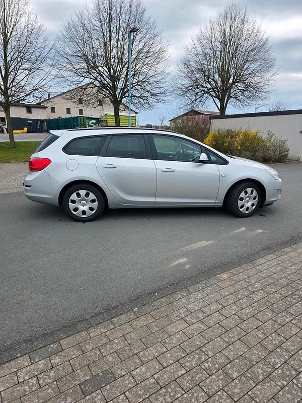 Gebraucht Opel Astra 140 PS (102 kW) 2011 Silber Kombi