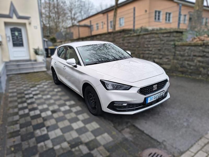 Używany Seat Leon 131 KM (96 kW) 2020 Biały Sedan/Limuzyna