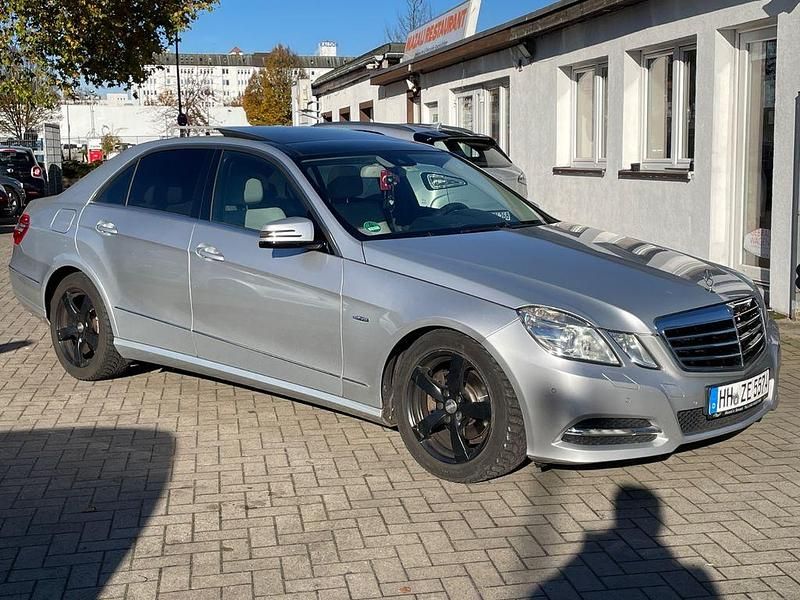 Silber Gebraucht 2011 Mercedes E220 Avantgarde Limousine | 11.800 € (Fairer Preis) - Bild 1/4
