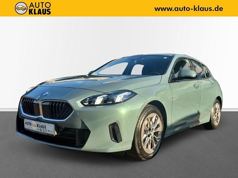 Cape york gruen metallic (metallic) Gebraucht 2024 BMW 120 Shadowline Kleinwagen | 28.470 € (Superpreis) - Bild 1/4