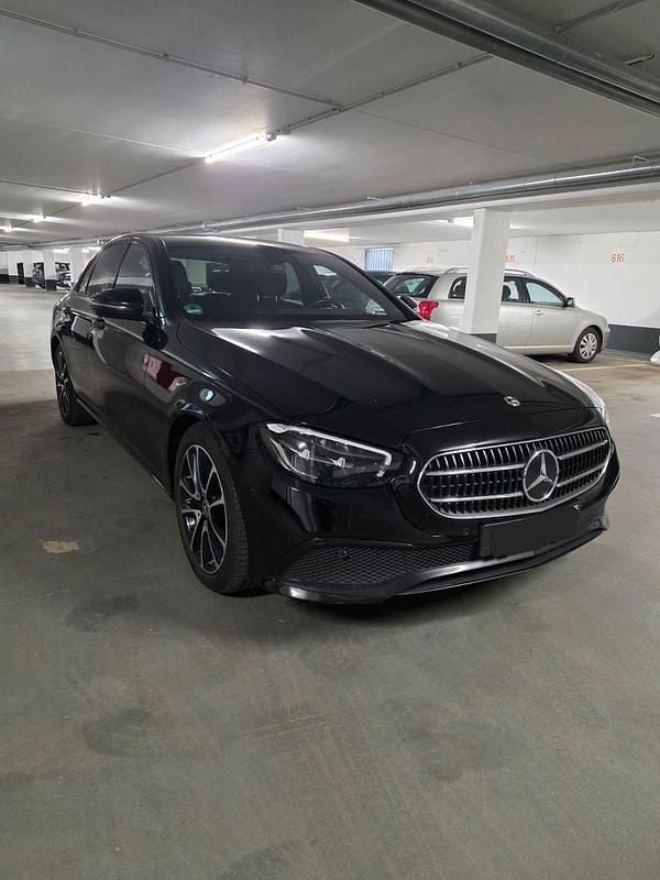 Gebraucht Mercedes E220 Avantgarde 200 PS (147 kW) 2022 Schwarz Limousine