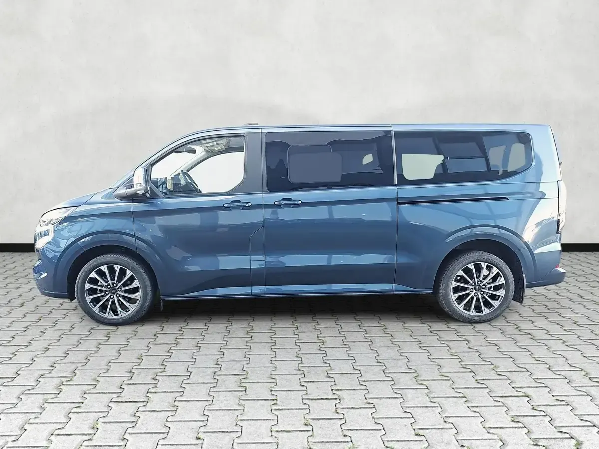 Neu Ford Tourneo Custom Titanium X 150 PS (110 kW) 2025 Chromeblue metallic Van