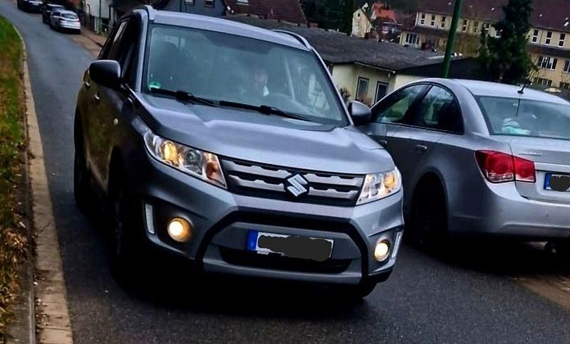 Grau Gebraucht 2017 Suzuki Vitara Comfort SUV | 12.800 € (Fairer Preis) - Bild 1/4