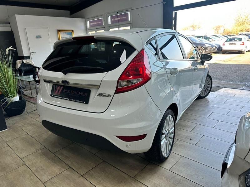 Gebraucht Ford Fiesta Titanium 97 PS (71 kW) 2010 Weiß Kleinwagen