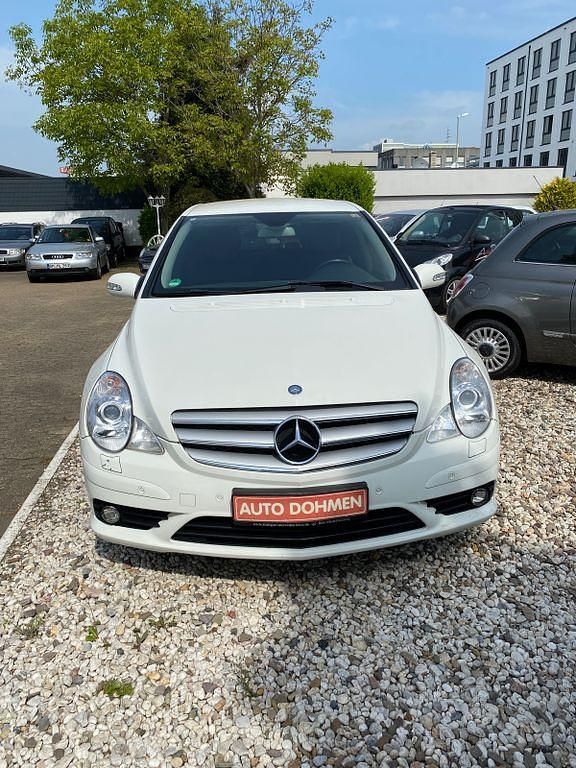 Calcitweiß Gebraucht 2007 Mercedes R320 AMG Van / Kleinbus | 8.450 € (Teuer) - Bild 1/4