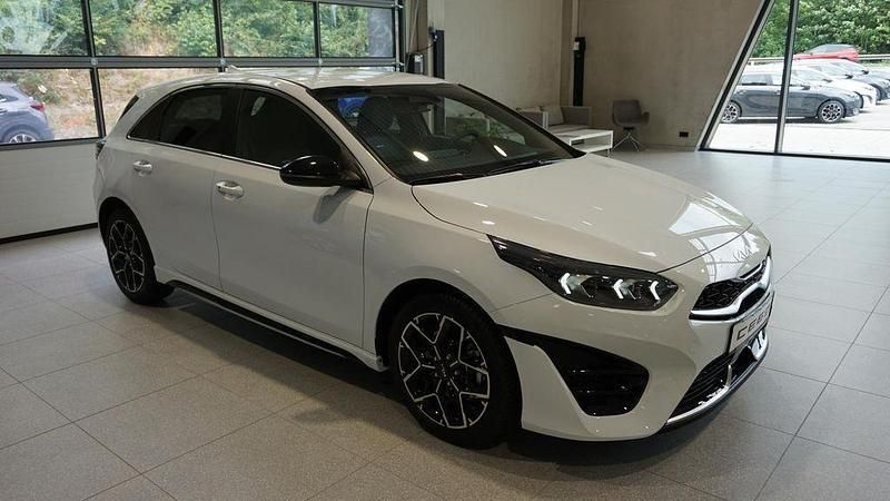 Neu Kia Ceed GT-Line 140 PS (102 kW) 2025 Weiß Kleinwagen