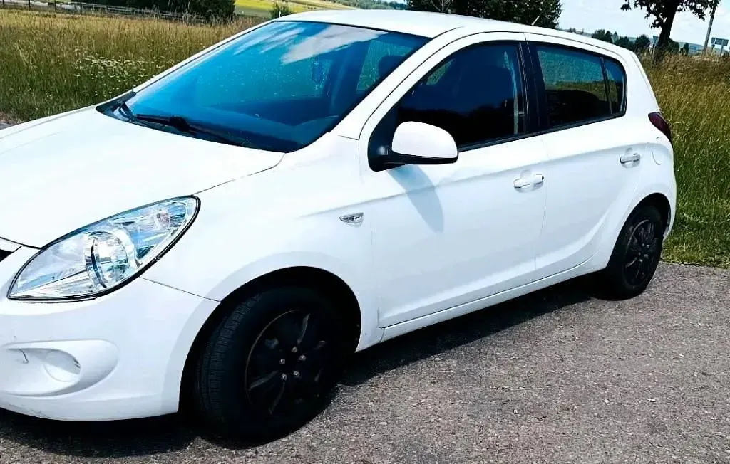 Gebraucht Hyundai i20 78 PS (57 kW) 2011 Weiß Kleinwagen