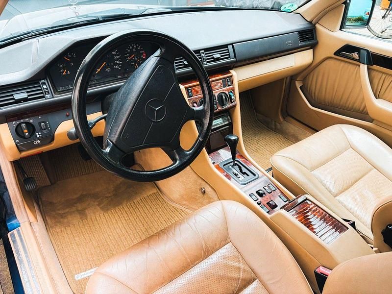 Gebraucht Mercedes E220 150 PS (110 kW) 1996 Blau Cabrio