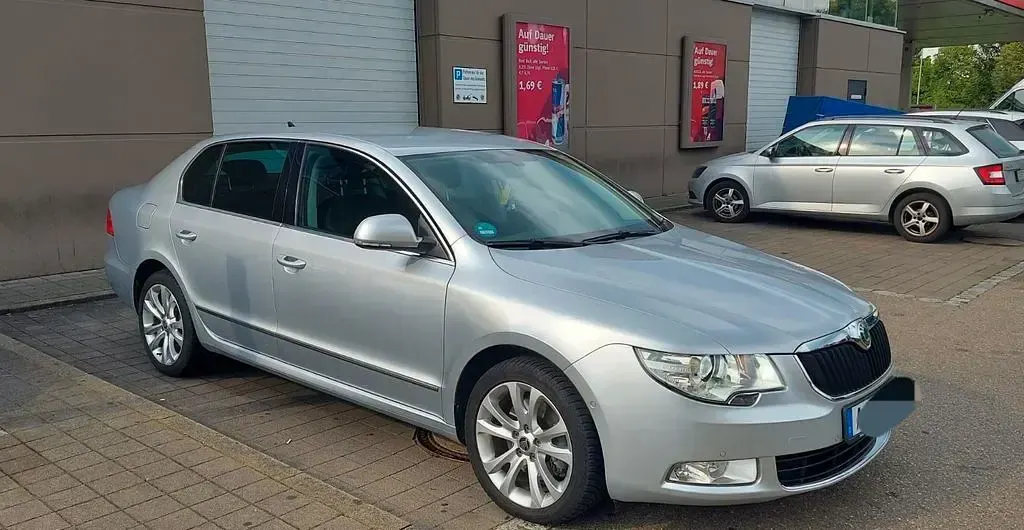 Używany Skoda Superb Elegance 140 KM (102 kW) 2012 Srebrny Sedan/Limuzyna
